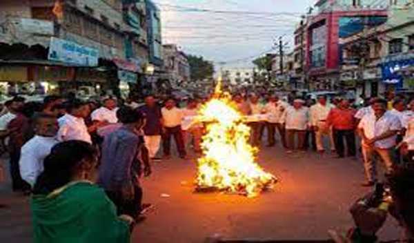अलवर में कांग्रेसियों ने फूंका मोदी और शाह का पुतला